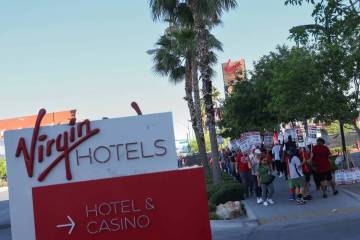 Los trabajadores de la hostelería se manifiestan en el segundo día de huelga frente a Virgin ...