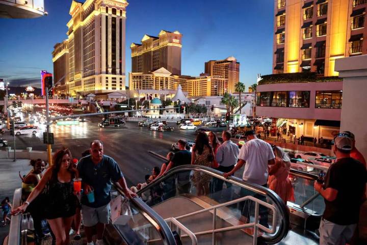 Multitudes en la intersección de Flamingo Road y Las Vegas Boulevard en el Strip de Las Vegas ...