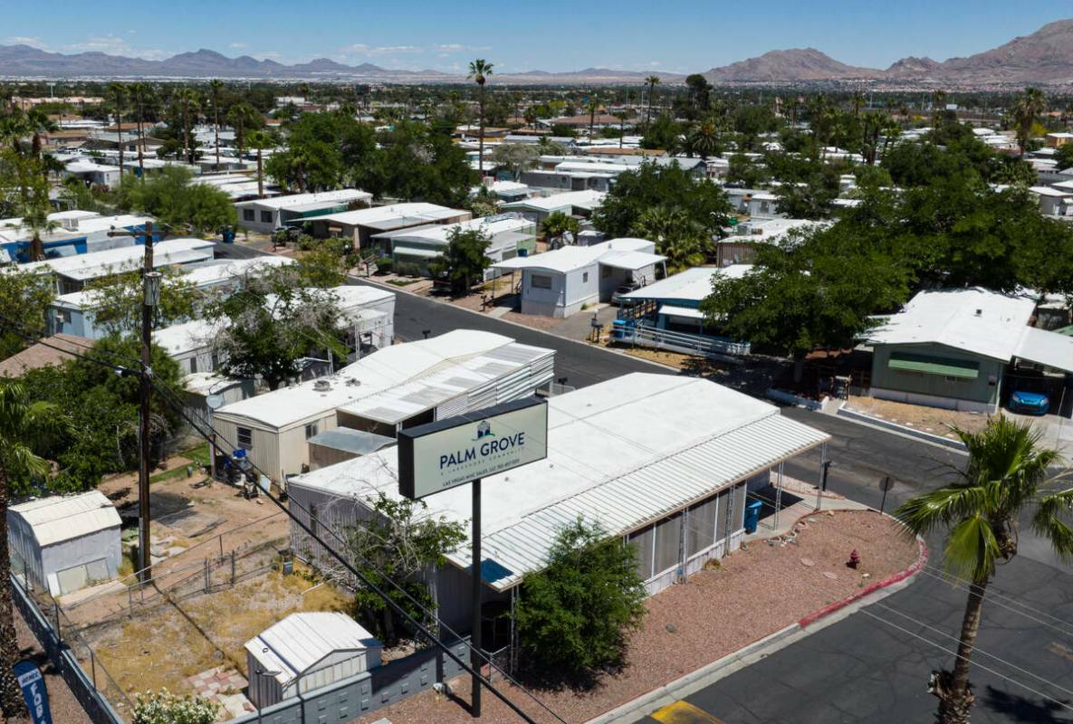 Vista aérea de Palm Grove Senior Mobile Home Park, el jueves 9 de mayo de 2024, en Las Vegas. ...