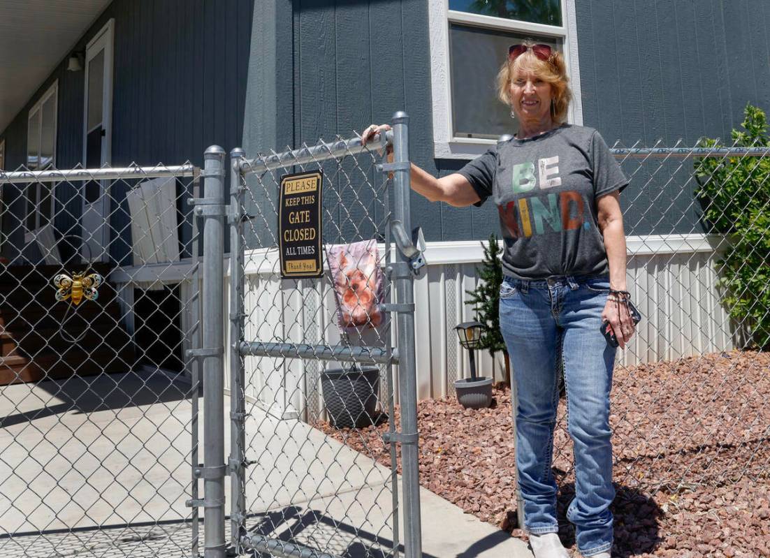 Wendy Nelson posa delante de su casa móvil en Palm Grove Senior Mobile Home Park, el jueves 9 ...
