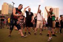La gente baila al ritmo de Leftover Crack que se presenta durante el Punk Rock Bowling Music Fe ...