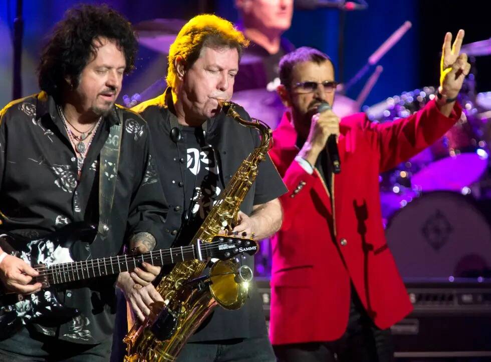 Steve Lukather, izquierda, Warren Ham y Ringo Starr se presentan en concierto con Ringo Starr a ...
