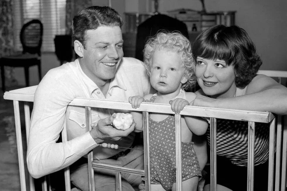 La actriz Clara Bow con su esposo Rex Bell y su hijo de 14 meses, Rex Larbow Bell, el 2 de marz ...