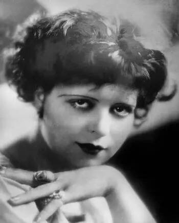 Clara Bow, la It girl original, posa en 1930. Lugar desconocido. (Foto AP)