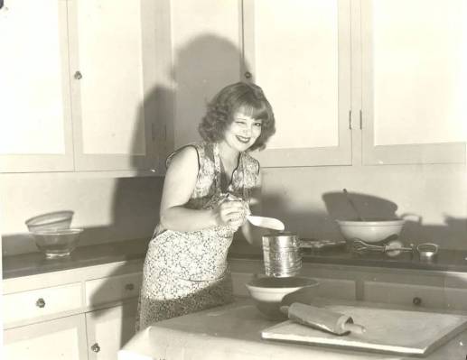 Clara Bow horneando en la cocina del rancho Walking Box de la colección de fotografías "Walki ...