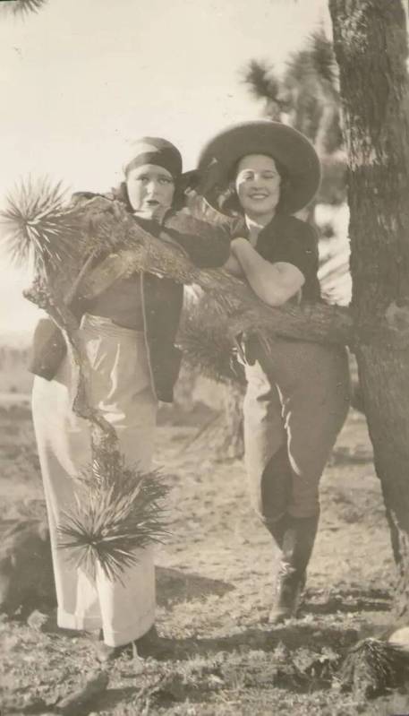 Clara Bow, a la izquierda, con una amiga de la "Walking Box Ranch Photograph Collection" de UNL ...