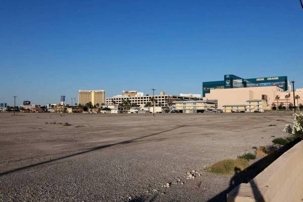 Cuarenta y dos acres de tierra propiedad de UNLV a lo largo de Tropicana Avenue cerca de Koval ...