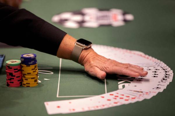 Un crupier extiende las cartas durante el primer día de la Serie Mundial de Póquer en Horsesh ...