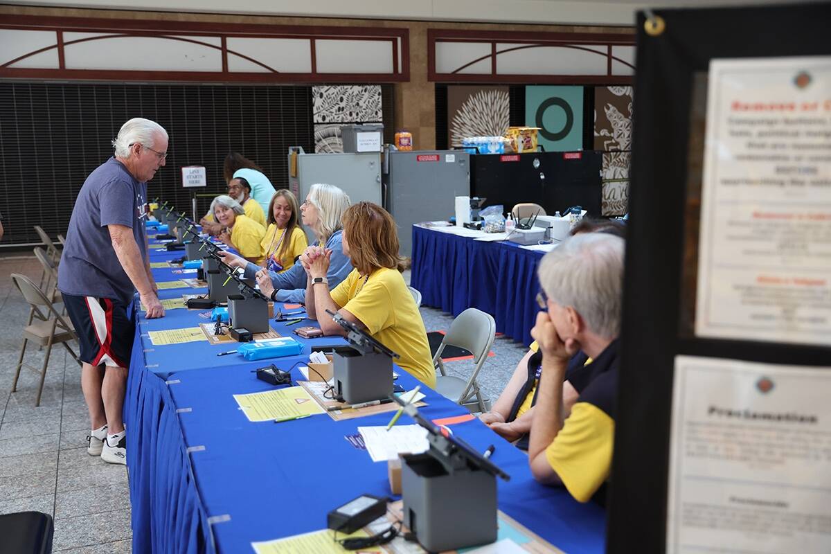 Electores emiten su voto durante el periodo de votación anticipada en una casilla en el centro ...