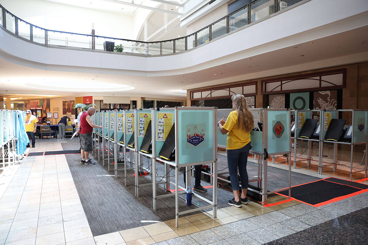 Electores emiten su voto durante el periodo de votación anticipada en una casilla en el centro ...