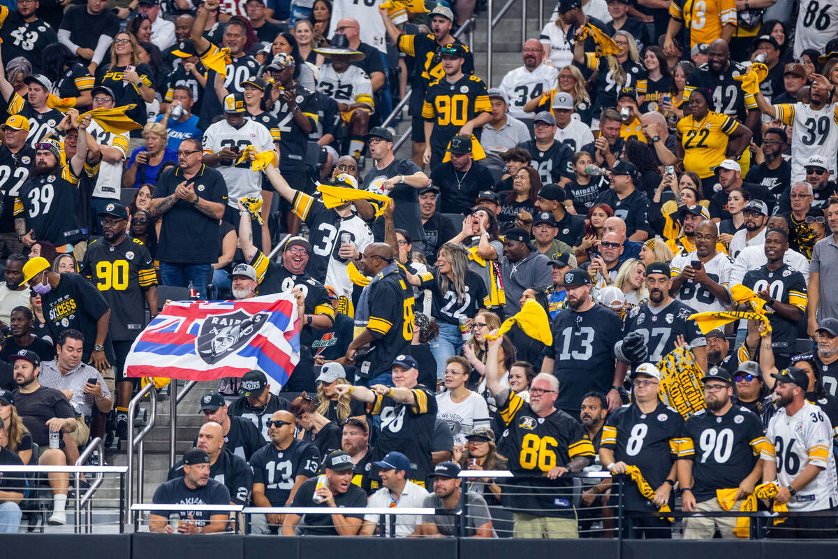 Los fans de los Pittsburgh Steelers agitan sus toallas mientras dominan a los Raiders durante l ...