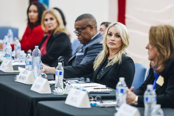 La candidata a la alcaldía, Irina Hansen, observa durante un foro para los candidatos a la alc ...