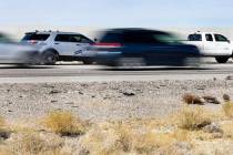Un agente de Nevada Highway Patrol escribe una sanción a un automovilista por exceso de veloci ...