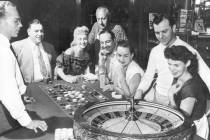 Personas en una de las mesas de juego del Flamingo Casino, en Las Vegas, Nevada, el 24 de mayo ...