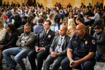 De izquierda a derecha, el exagente de la Policía Metropolitana de Washington D.C. Michael Fan ...