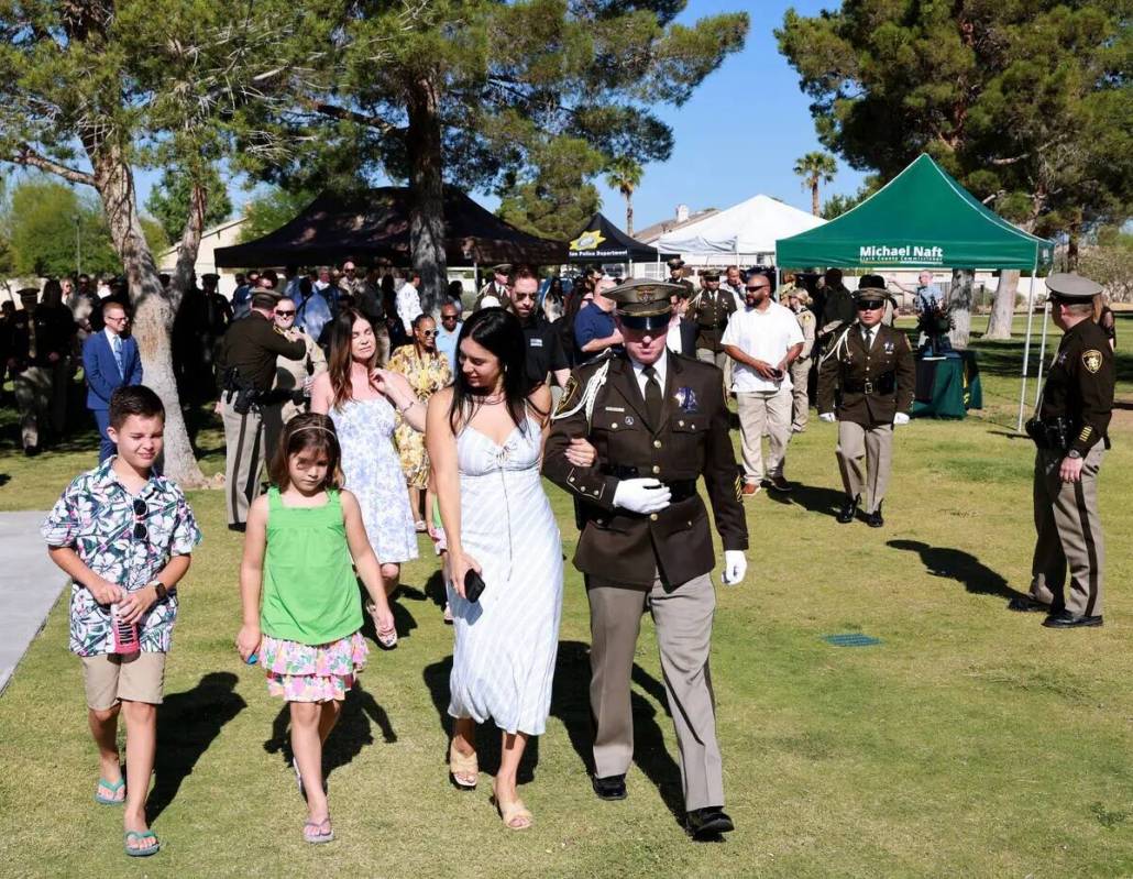 Brooke Prendes, hija del sargento de policía de Las Vegas Henry Prendes, camina con dos de sus ...