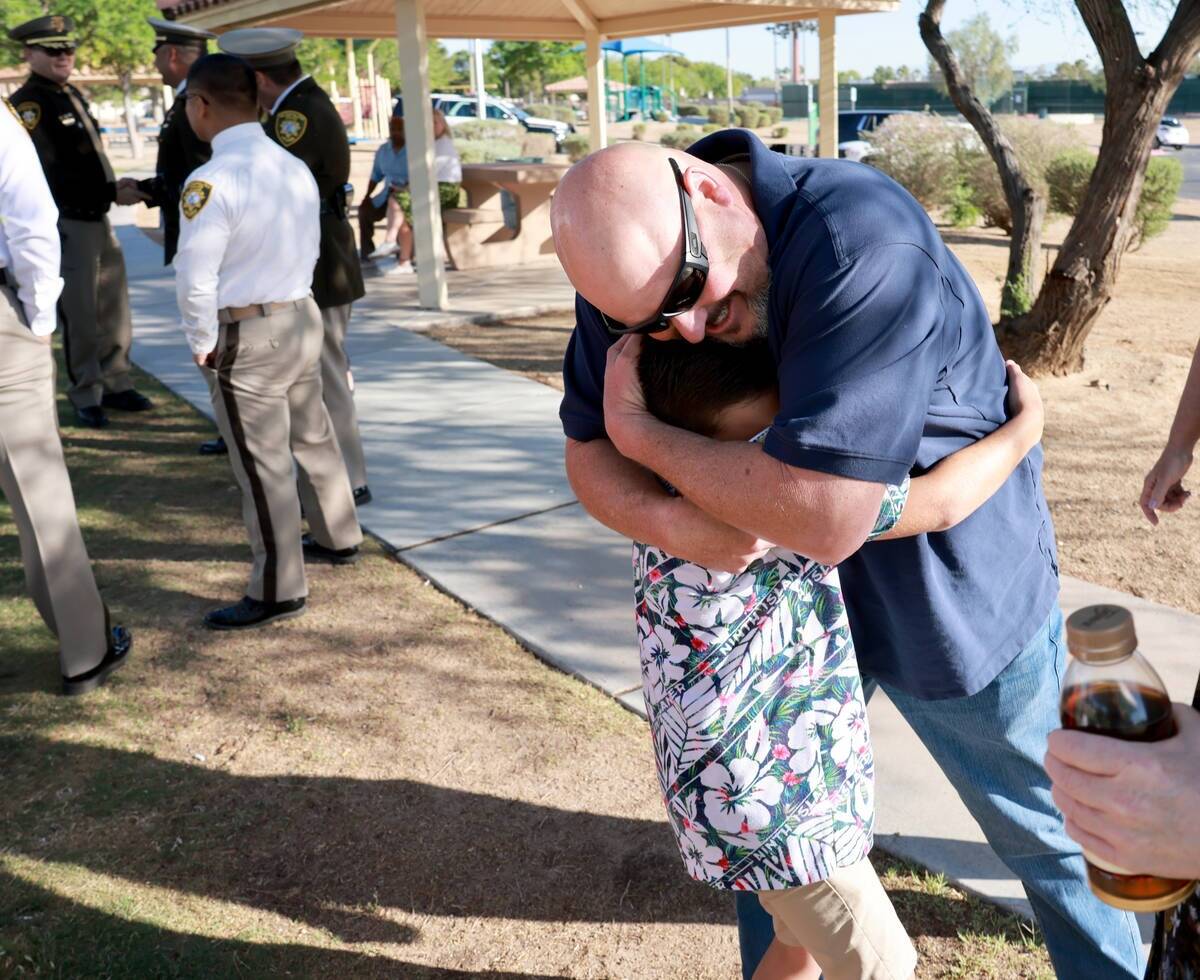 Grayson, de 9 años, nieto del sargento de policía de Las Vegas Henry Prendes, recibe un abraz ...