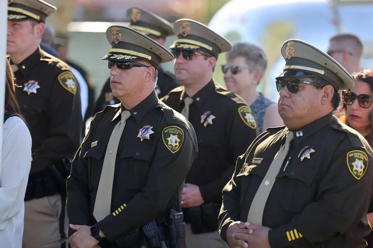 Agentes de policía de Las Vegas escuchan durante una ceremonia para renombrar un parque de Las ...