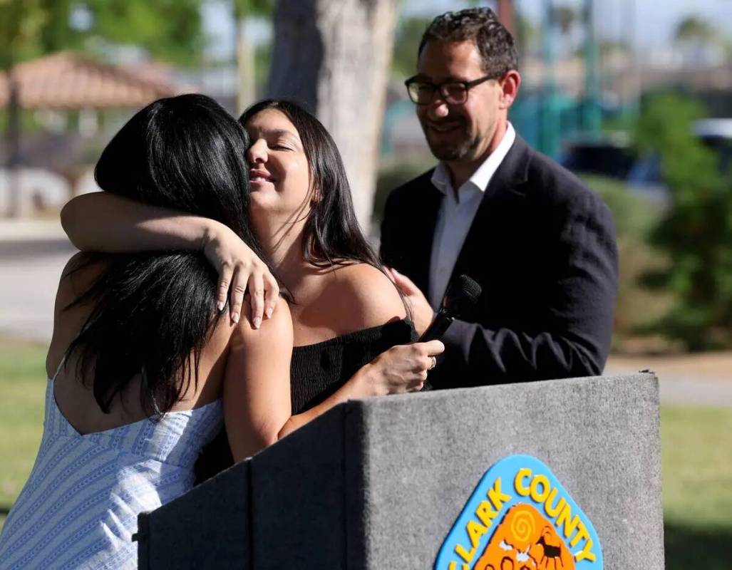 Brooke, a la izquierda, y Kylee Prendes, hijas del sargento de policía de Las Vegas Henry Pren ...