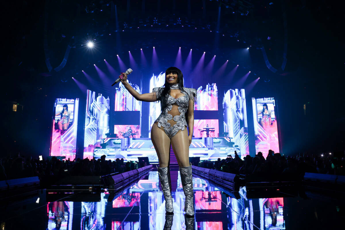 Nicki Minaj actúa durante la noche inaugural de su gira Pink Friday 2 World Tour en el Oakland ...
