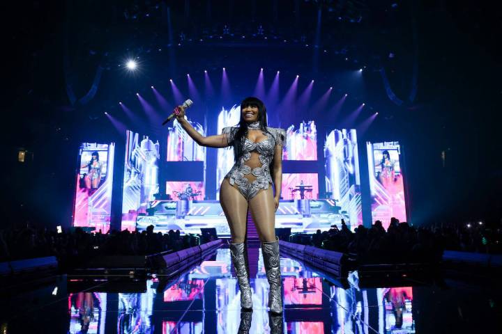 Nicki Minaj actúa durante la noche inaugural de su gira Pink Friday 2 World Tour en el Oakland ...