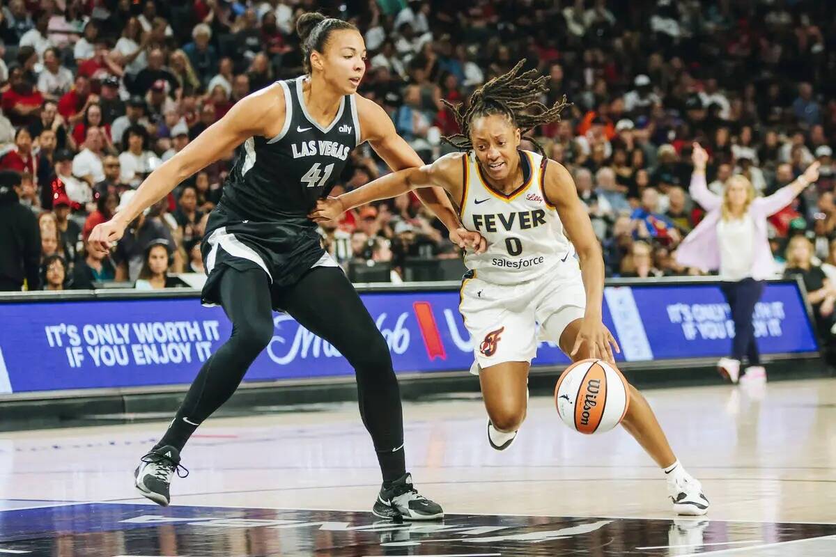 La pívot de las Aces Kiah Stokes (41) protege a la escolta de las Indiana Fever Kelsey Mitchel ...