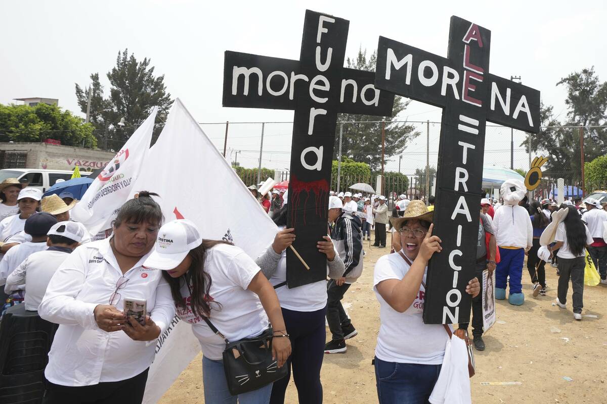 Simpatizantes de la candidata presidencial Xóchitl Gálvez sostienen cruces en las que se lee ...