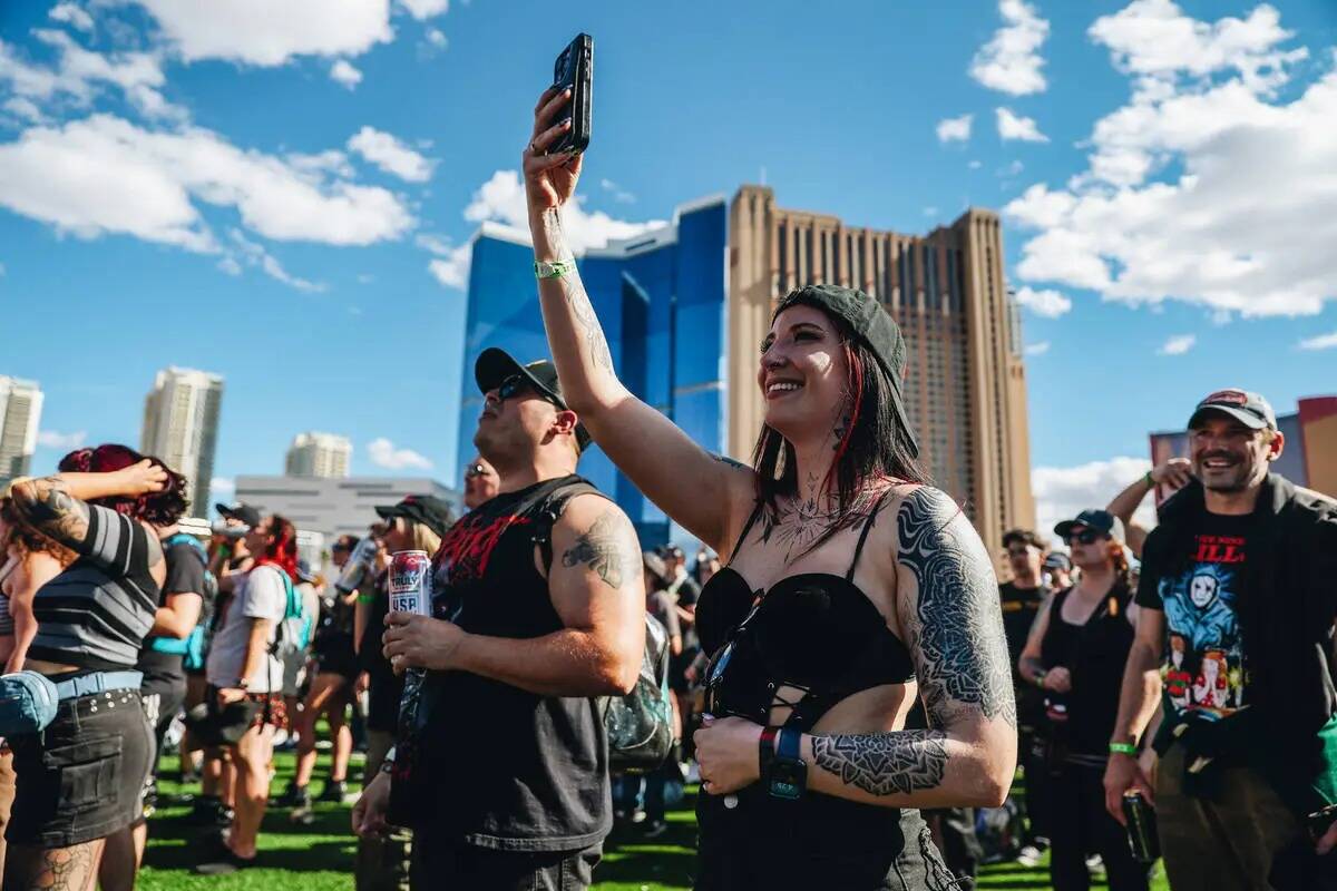 Los fans disfrutan de un concierto de Bad Omens durante el festival de música Sick New World e ...