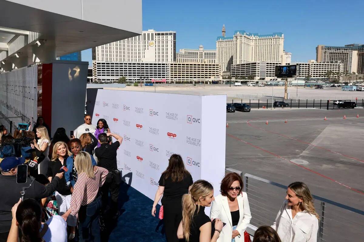 Queen Latifah, detrás a la izquierda, y Sherri Shepherd caminan por la alfombra roja durante l ...