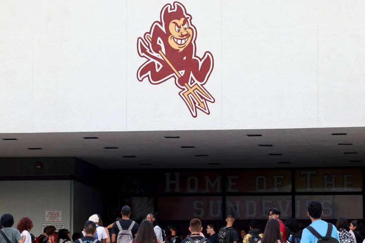 Los estudiantes llegan para el primer día del año escolar en Eldorado High School en Las Vega ...