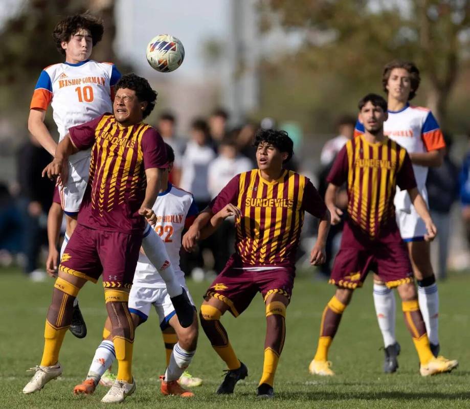 Pedro Avilez de Eldorado, segundo desde la izquierda, cabecea el balón contra Luke Parker (10) ...