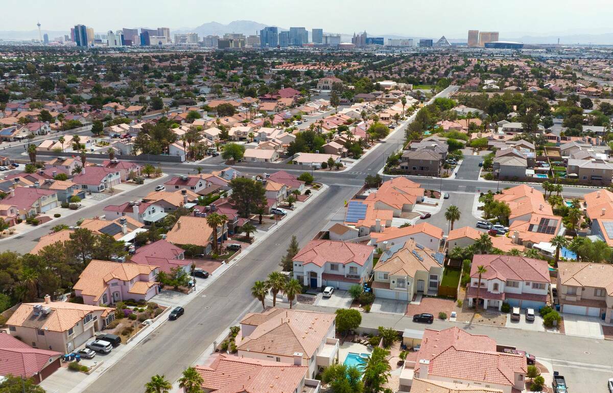 Una foto aérea muestra casas cerca de Buffalo Drive, el jueves 15 de junio de 2023, en Las Veg ...