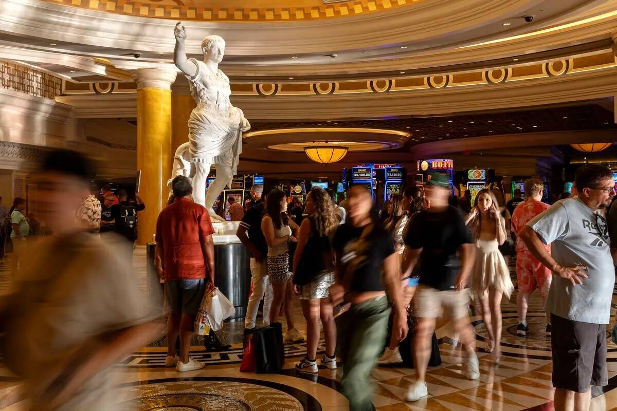 El Caesars Palace está lleno de visitantes, el viernes 15 de septiembre de 2023, en Las Vegas. ...