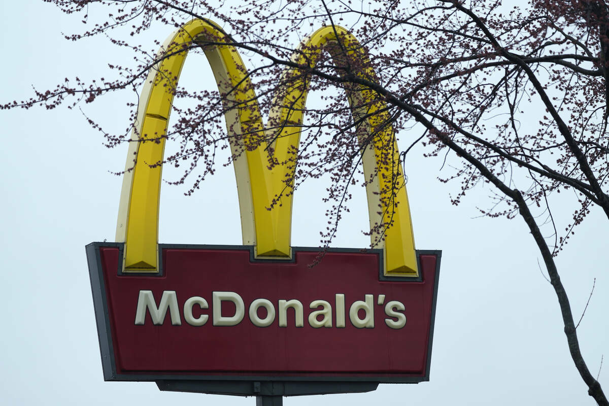 Letrero de un McDonald's el 14 de marzo 2024, en Wheeling, Ill. McDonald's se está defendiendo ...