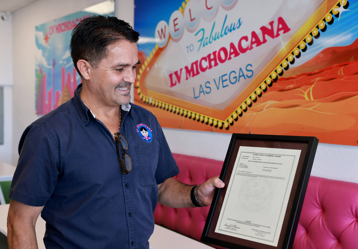 José Manuel Carrera muestra la primera licencia de vendedor ambulante del condado de Clark dur ...
