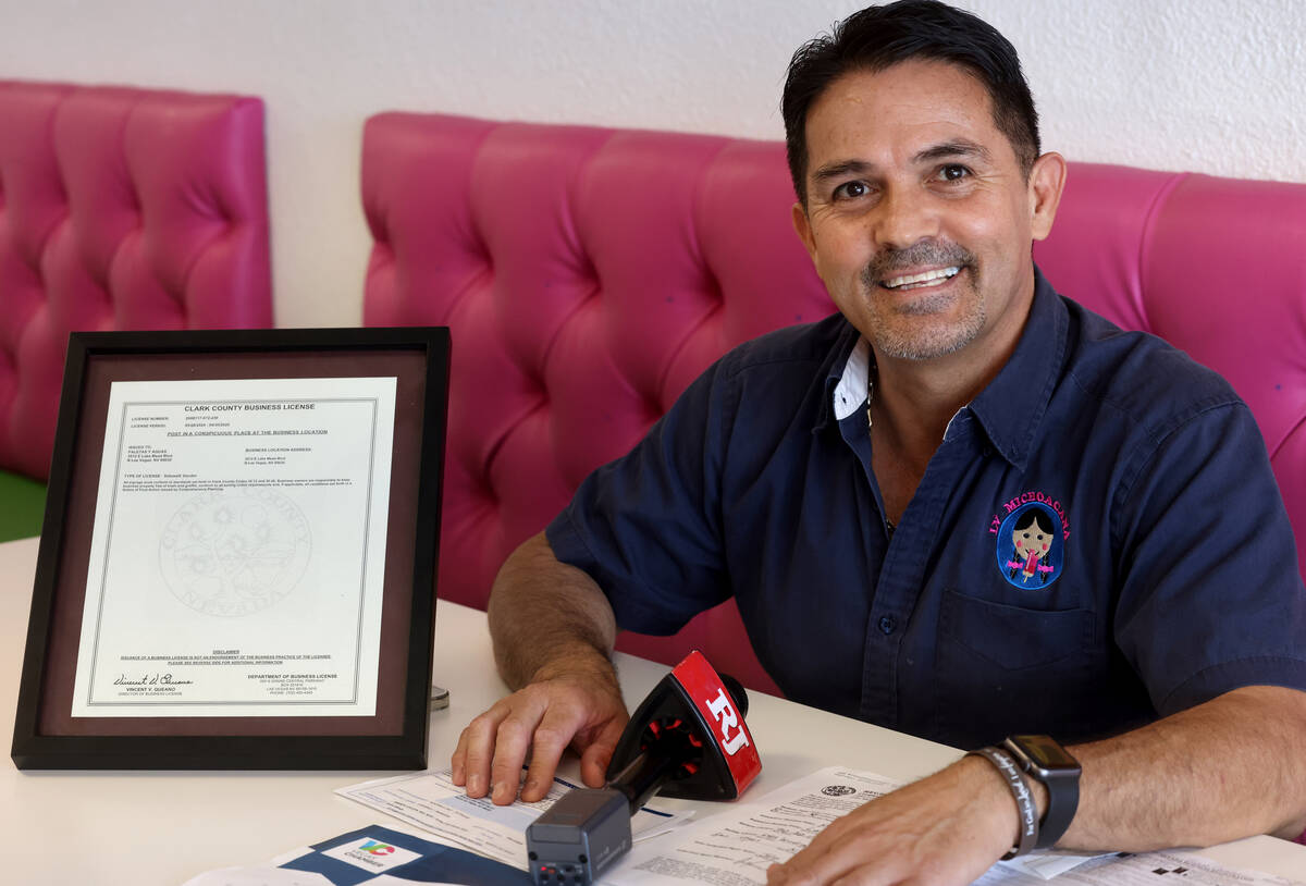 José Manuel Carrera habla sobre cómo obtener la primera licencia de vendedor ambulante del co ...