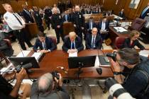 El expresidente Donald Trump aparece en el tribunal penal de Manhattan durante las deliberacion ...