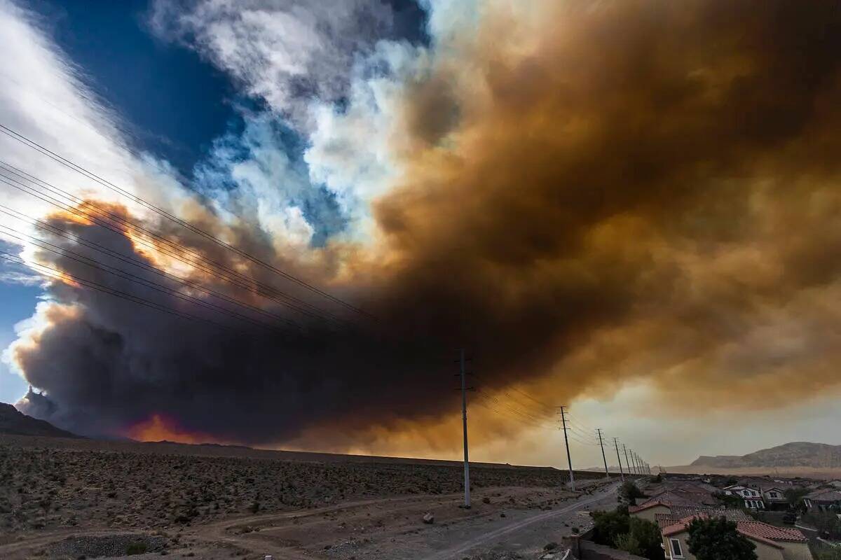 El humo del incendio Mahogany, cerca del monte Charleston, se desplaza por el valle del noroest ...