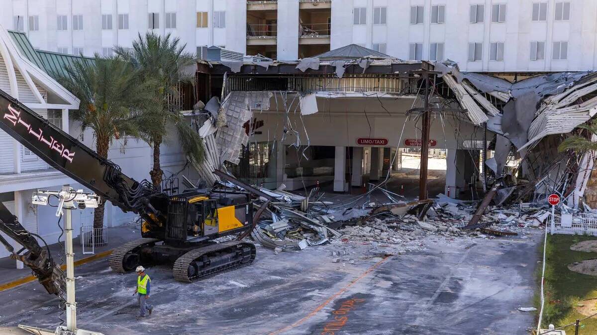 Maquinaria de gran tamaño está en su lugar como la demolición continúa sobre la puerta coch ...