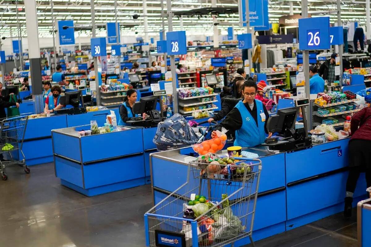 Cajeros procesan compras en un Walmart Supercenter en North Bergen, N.J., el 9 de febrero de 20 ...