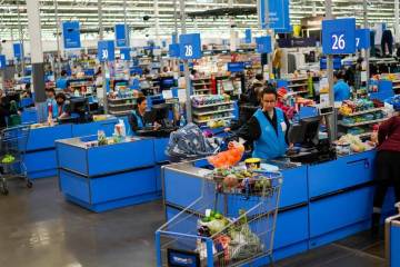 Cajeros procesan compras en un Walmart Supercenter en North Bergen, N.J., el 9 de febrero de 20 ...