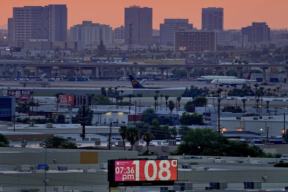 La temperatura no oficial alcanza los 108 grados al atardecer en el Aeropuerto Internacional Sk ...