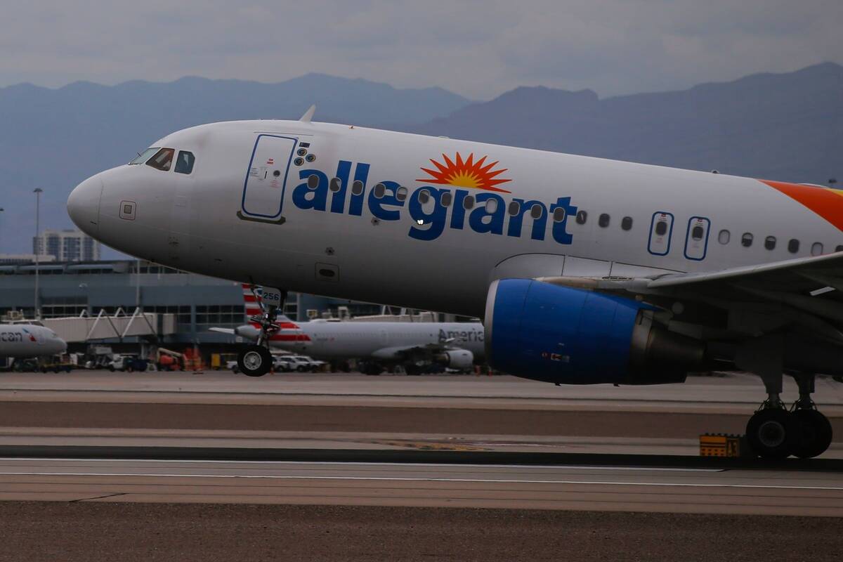 Un avión de Allegiant Air aterriza en el Aeropuerto Internacional Harry Reid, el martes 26 de ...