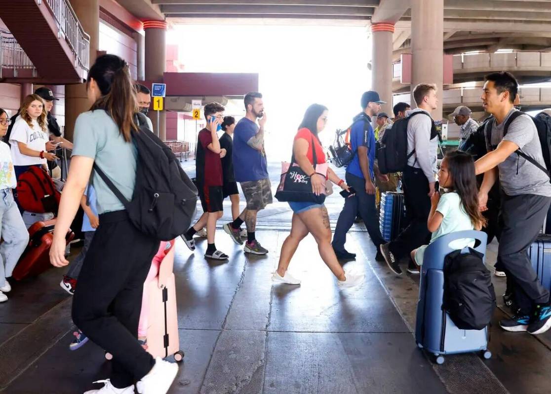 Los pasajeros se dirigen a la zona de recogida de Uber y Lyft en el Aeropuerto Internacional Ha ...