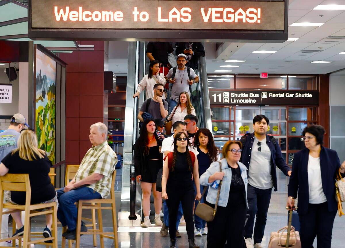 Pasajeros llegan a la Terminal-1 del Aeropuerto Internacional Harry Reid, el viernes 24 de mayo ...