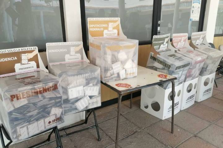 Las urnas repletas de boletas mostraban la alta participación ciudadana en las elecciones gene ...