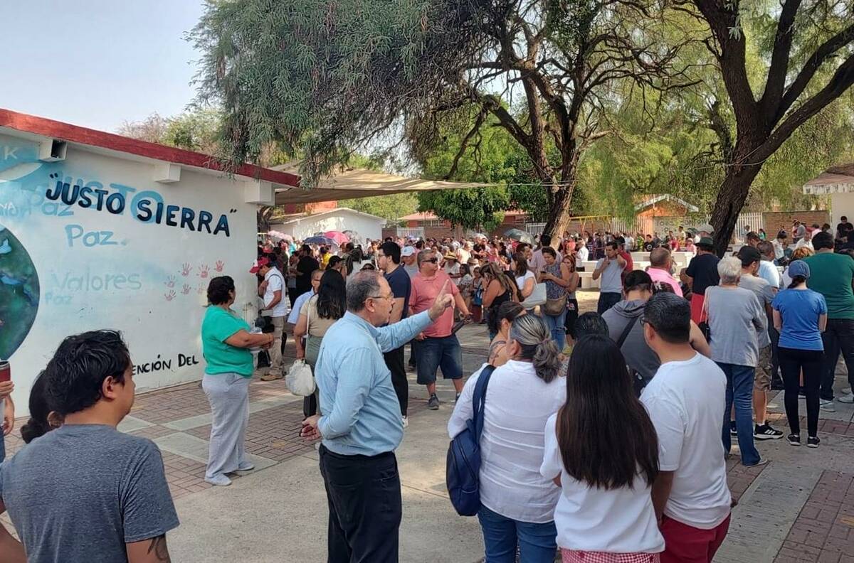 Sin importar las altas temperaturas, los mexicanos formaron largas filas para ejercer su derech ...