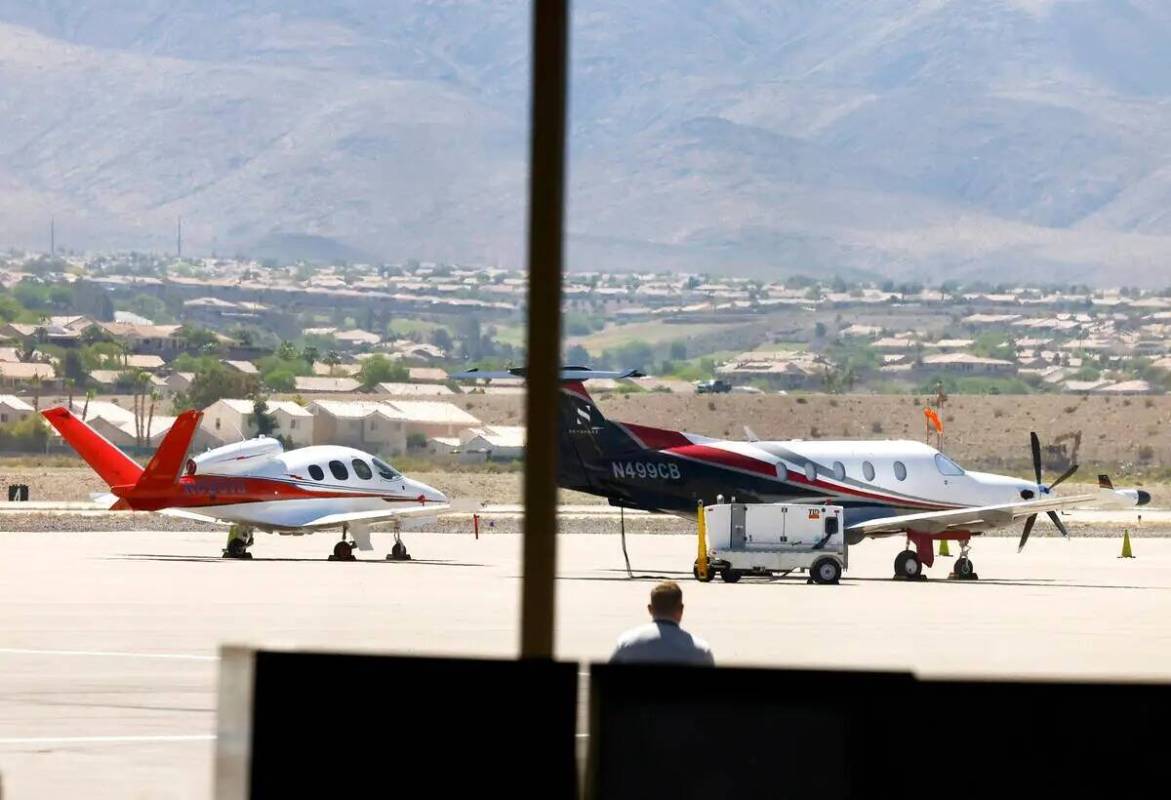 Aviones privados en fila en la pista del Aeropuerto Ejecutivo de Henderson, el viernes 31 de ma ...