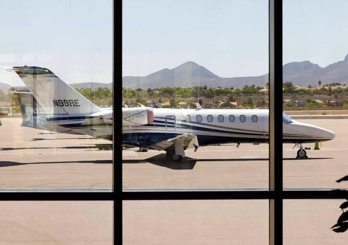 Aviones privados se alinean en la pista del Aeropuerto Ejecutivo de Henderson, el viernes 31 de ...