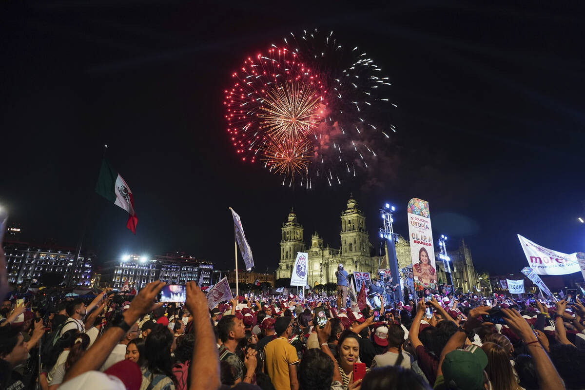 Fuegos artificiales suenan mientras los partidarios de la presidenta electa Claudia Sheinbaum c ...